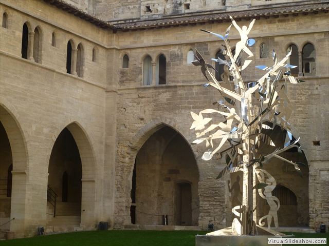 avignon palais sculpture close