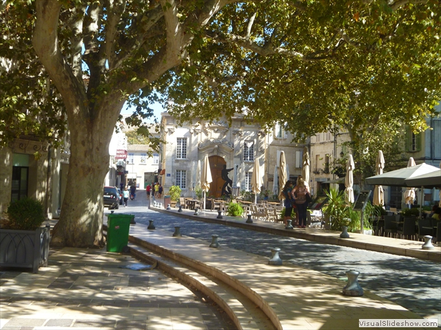 avignon street scene